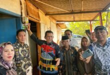 Gubernur Kepri Ansar Ahmad Resmikan Listrik 24 Jam di Kampung Tembesi Sidomulyo Batam