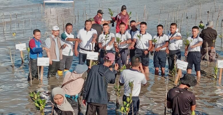 UMRAH Kolaborasi Tanam Bibit Bakau: "Restoring Land, Restoring Hope!"