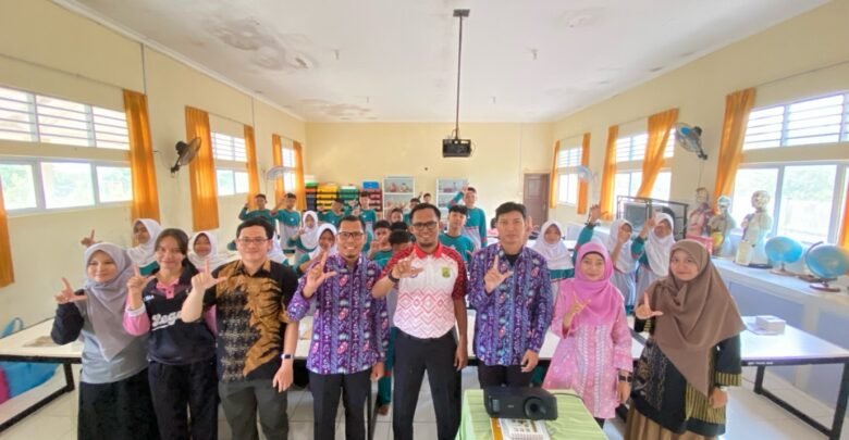 Pengabdian Lintas Fakultas UMRAH Perkuat Program Adiwiyata dan Budaya Peduli Lingkungan di SMPN 11 Tanjungpinang