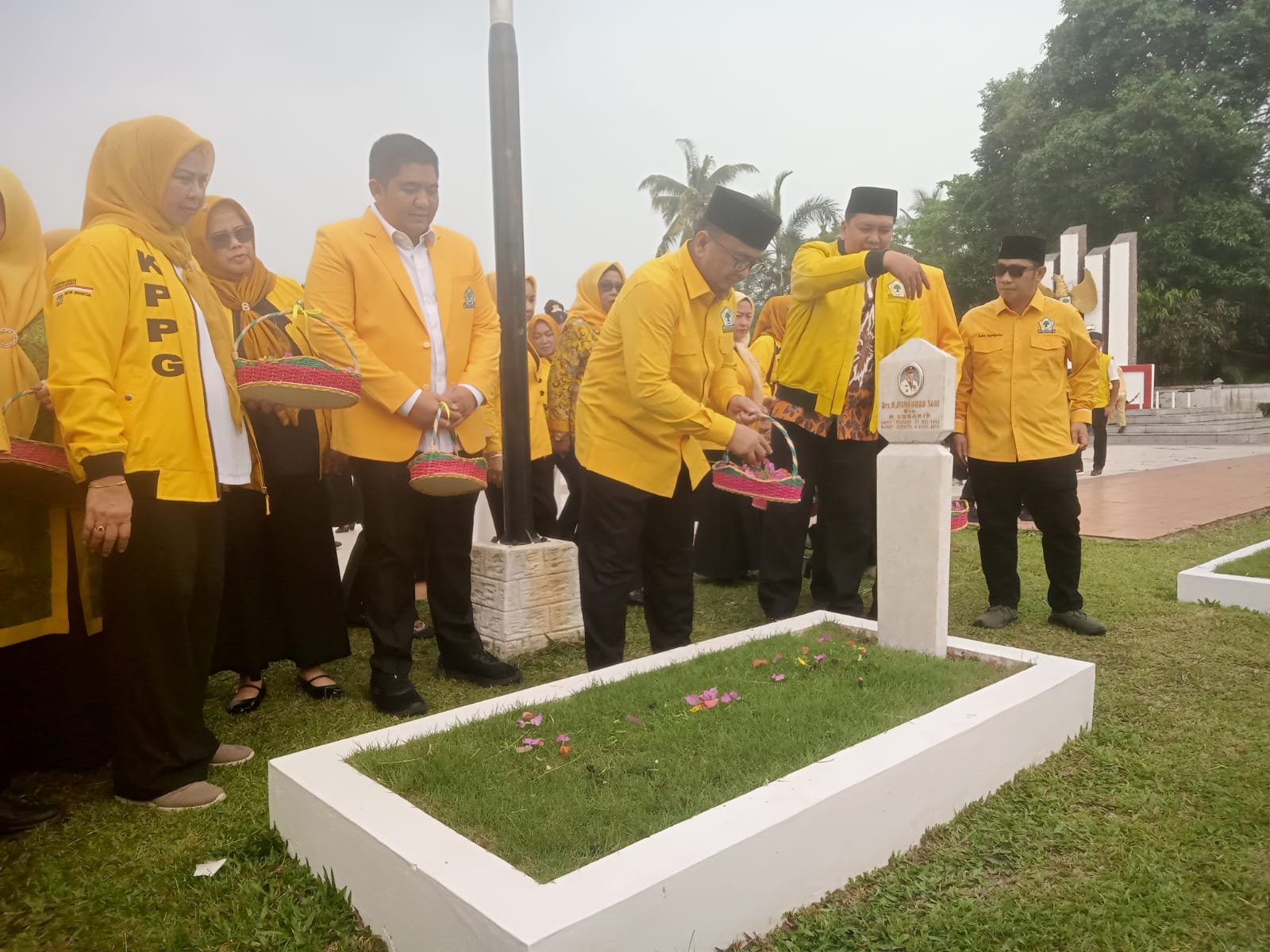 HUT ke-62 Golkar, Ade Angga Pimpin Ziarah di Tanjungpinang